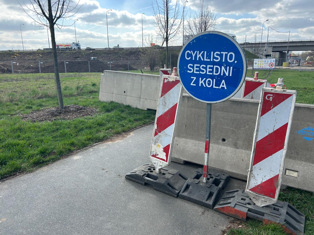 Vizner_CT's tweet photo. Semafory doplněné závorami řídí provoz na cyklostezce v Brně. Cyklisté se tam vrací po uzávěře kvůli přestavbě dálnic. I dál se v místě staví. Opatření má umožnit průjezd jak sportovcům, tak technice. Firma hrozí znovuuzavřením, pokud lidé nebudou respektovat pokyn k sesednutí. https://t.co/mkn7IAbVd3