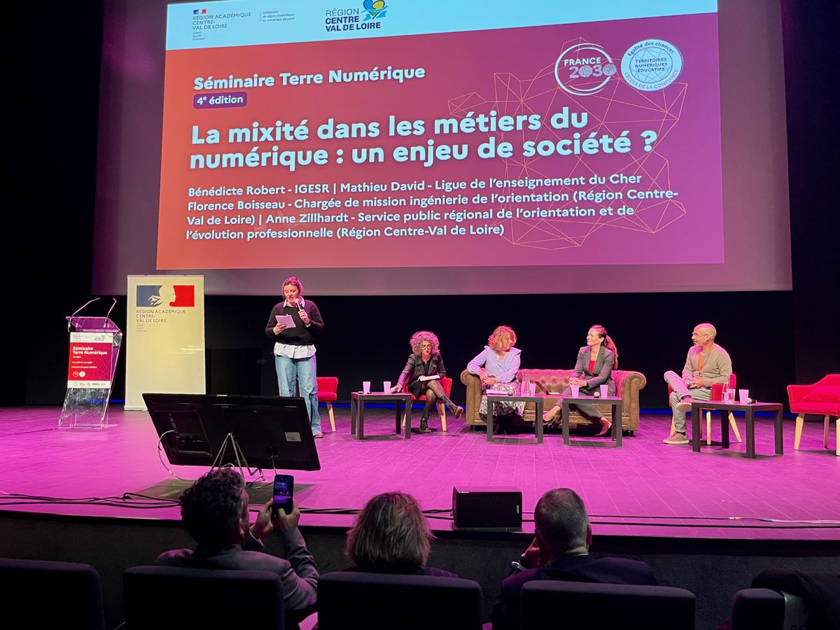 RCValdeLoire's tweet image. #Numérique 🛜
👥 800 professionnels de l'#éducation réunis à #Orléans pour le Séminaire Terre Numérique 2026 !

🔎 Au programme : interventions autour de l'#IA, des usages numériques des jeunes, de la #mixité dans les métiers, suivi d'ateliers dédiés à l'#innovation éducative 💡