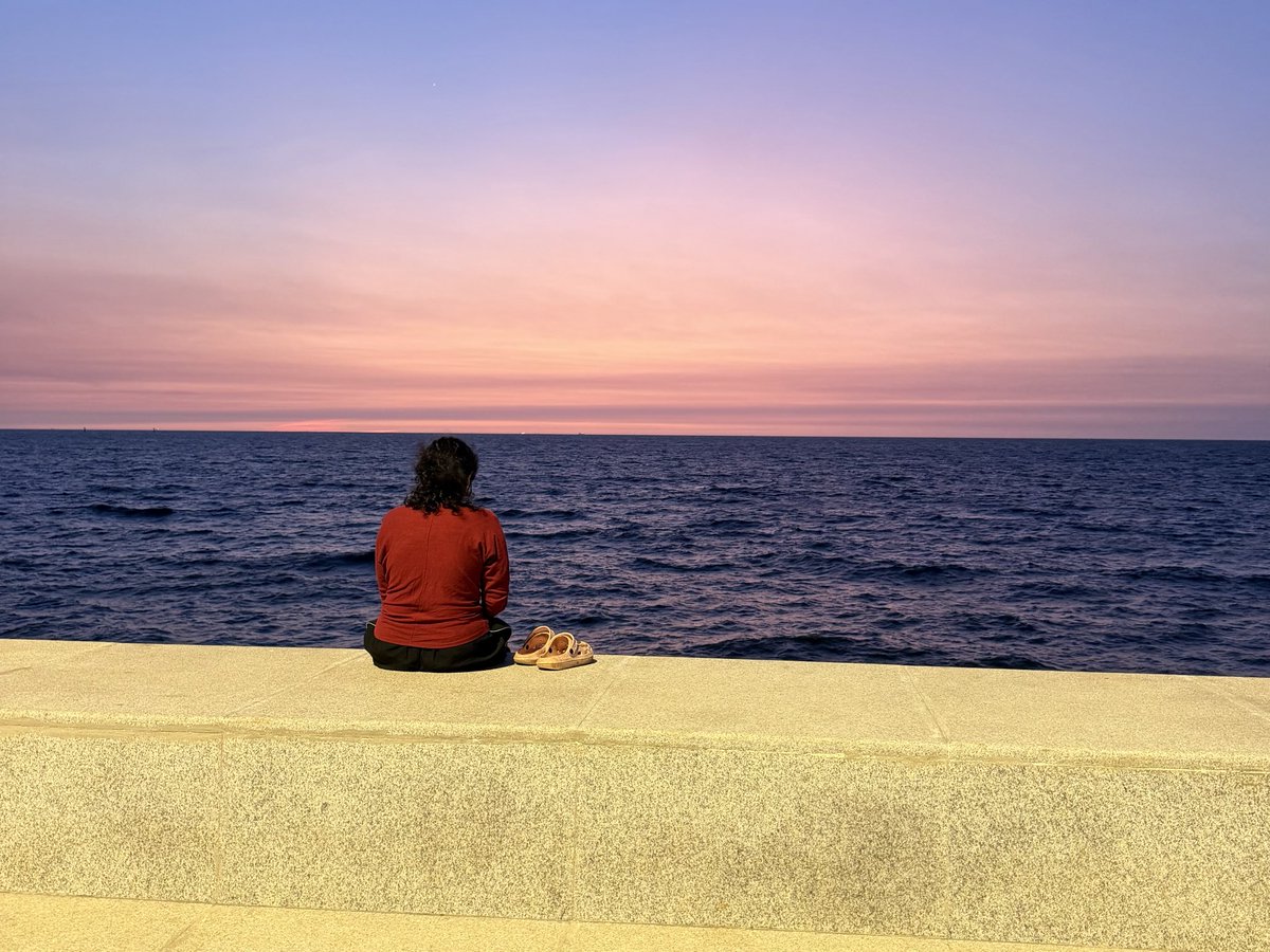Bombay is such a gorgeous city on clear days. We’ve been blessed with low AQI this whole week and it’s been incredible to be outdoors. 

📍 Worli Promenade