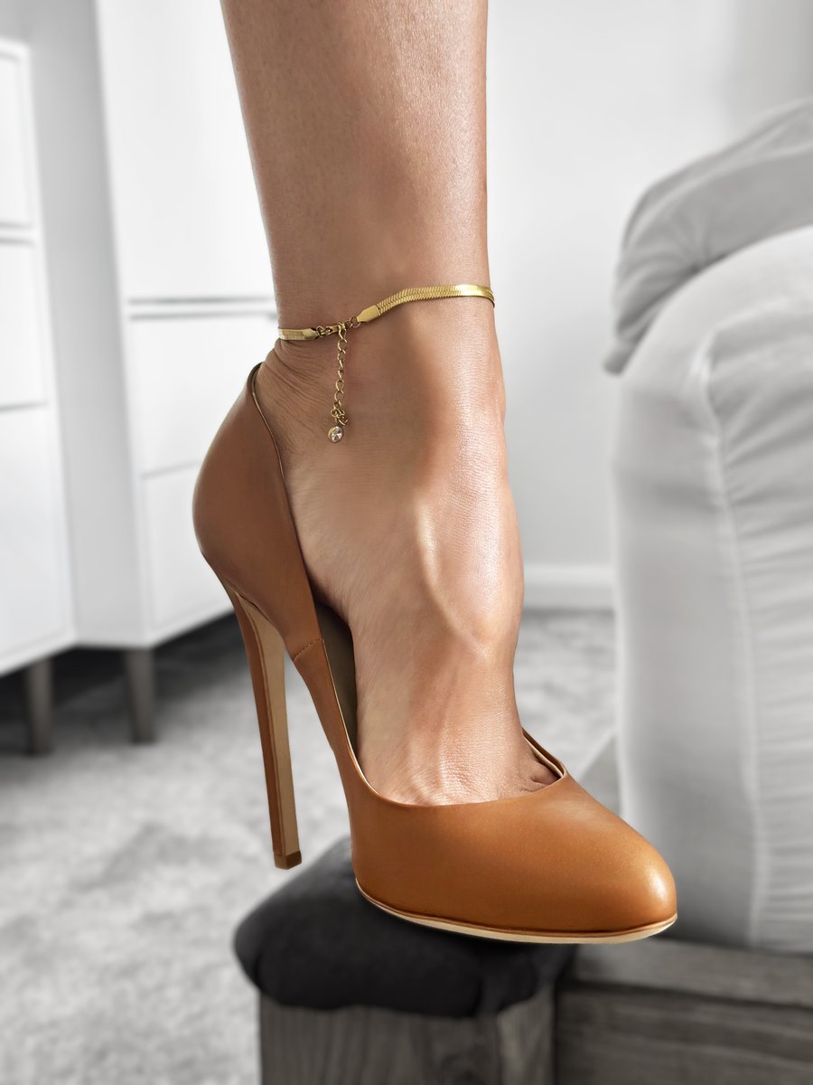 1969Boutique's tweet image. The art of the perfect pump.
#CamelHeels #MadeInItaly #ClassicStyle