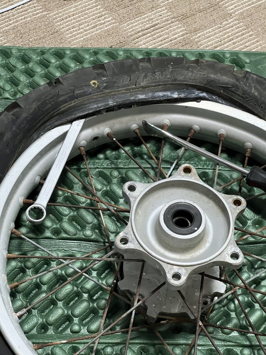 もっと昔から原チャを弄っていれば、たかだかタイヤ1つ外すのにこんな変なことした挙句全然外せないとかならなかったのかな...(アホ)