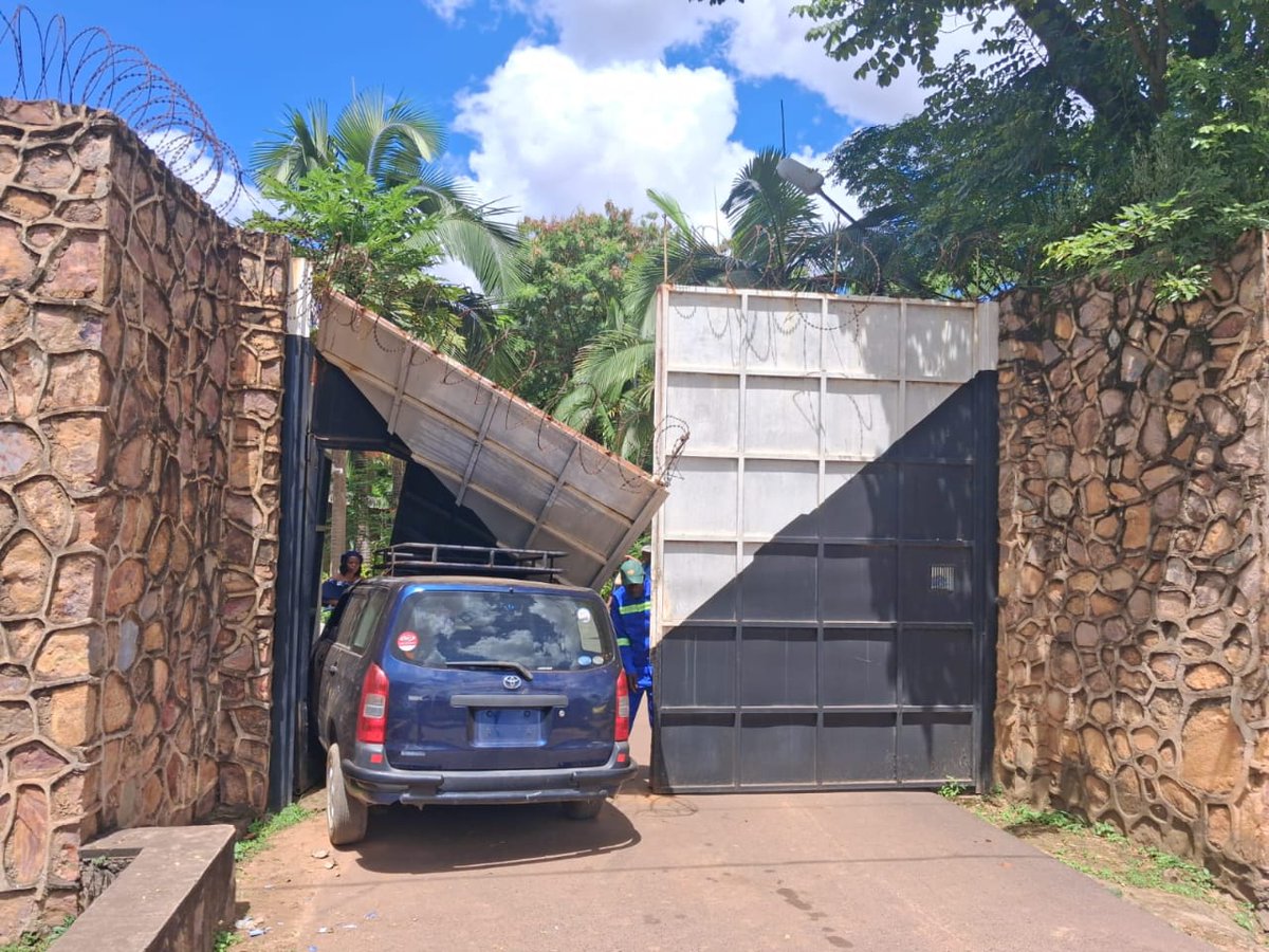 7Ledia7's tweet image. [#RDC : À #Lubumbashi, la résidence du Moïse Katumbi a été percutée ce mercredi par un véhicule sans plaque.👇👇👇]