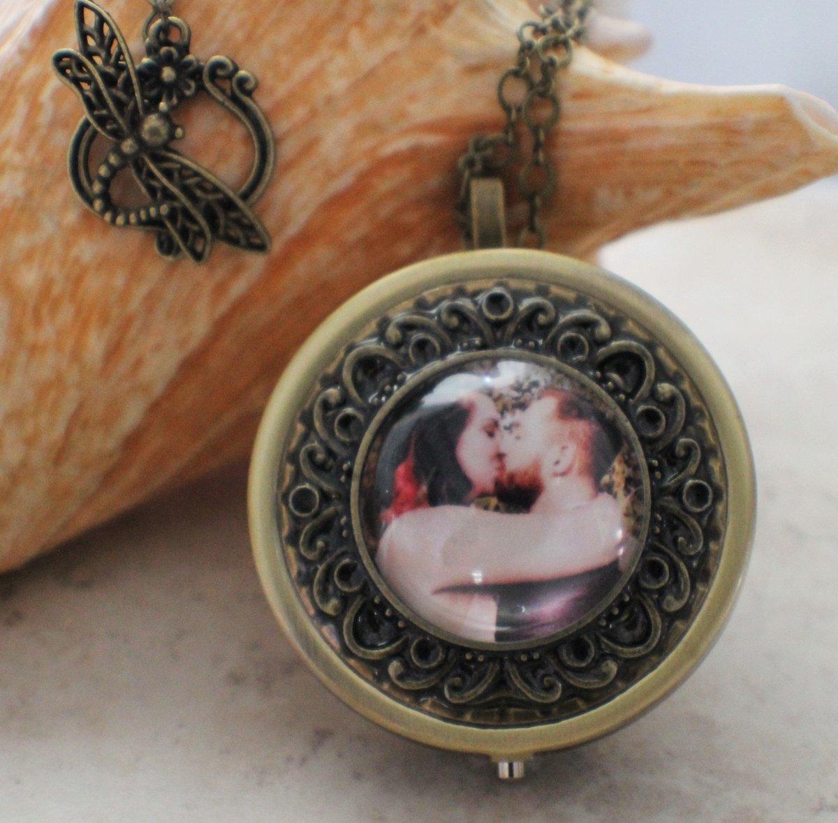 charsfavorite's tweet image. Cherish your memories with our Personalized Round Music Box Locket, now just $110. Create your own melody and keep loved ones close. #MusicBox #PersonalizedGifts

Shop Now charsfavoritethings.com/products/3pers…
