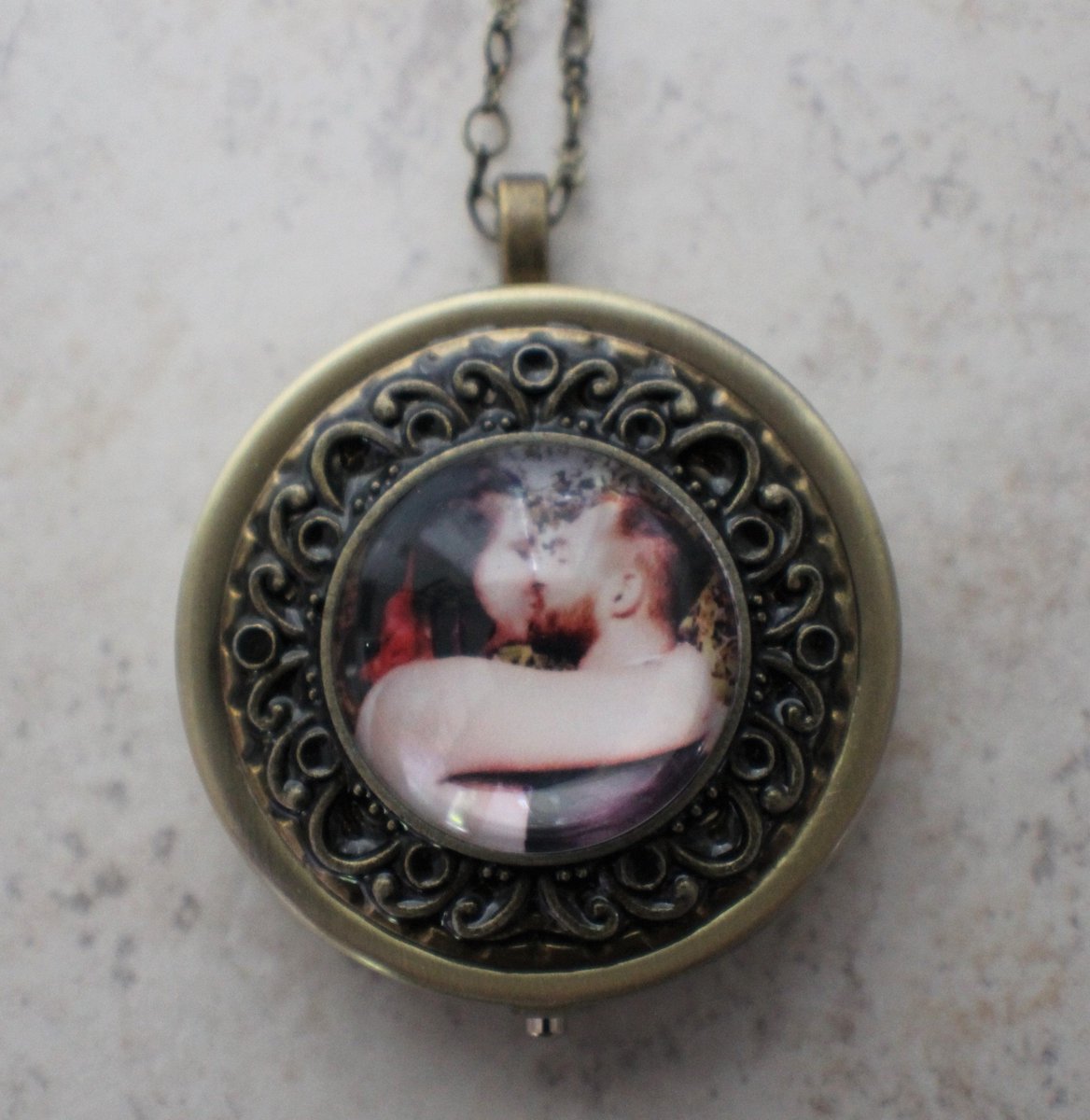 charsfavorite's tweet image. Cherish your memories with our Personalized Round Music Box Locket, now just $110. Create your own melody and keep loved ones close. #MusicBox #PersonalizedGifts

Shop Now charsfavoritethings.com/products/3pers…