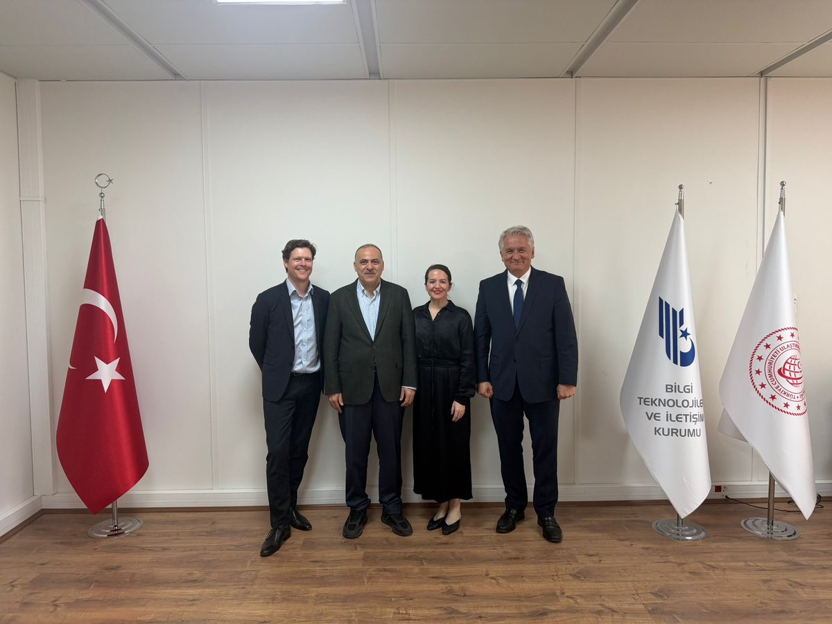 ofatihsayan's tweet photo. Çocuklarımızın dijital ortamda güvenliği ve sağlıklı gelişimi en temel önceliğimiz.

Bu kapsamda, Roblox yetkilileriyle bir araya gelerek kapsamlı bir değerlendirme toplantısı gerçekleştirdik.

Görüşmede; ülkemizin dijital platformlara ilişkin düzenleyici çerçevesini, milletimizin hassasiyetlerini ve kullanıcı güvenliğine yönelik beklentilerimizi açık bir şekilde ifade ettik.

Ülkemizde faaliyet gösteren tüm dijital platformların Türkiye’nin değerlerine ve hukukuna uygun şekilde hareket etmesini her şeyin üzerinde görüyoruz.