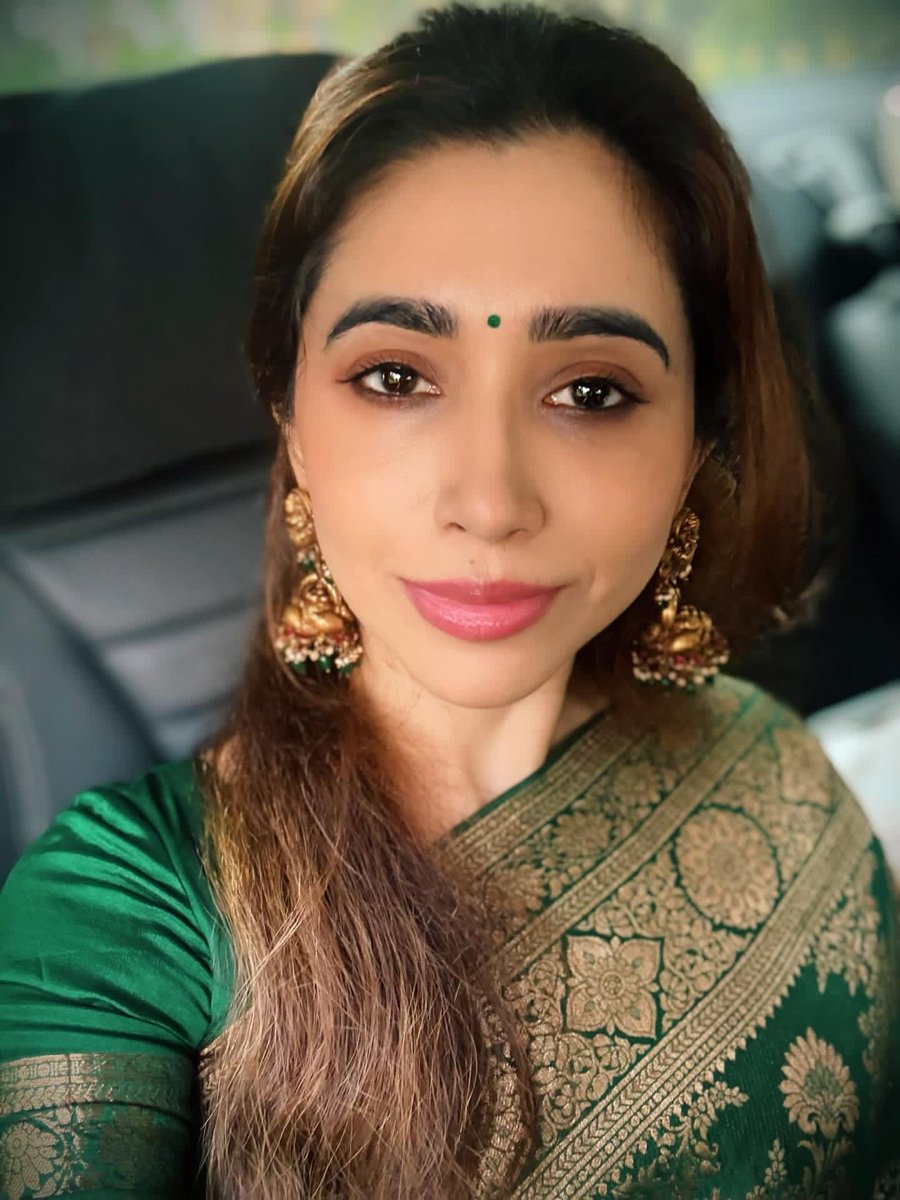 Lovely_Queens1's tweet photo. #AartiRavi https://t.co/NZ7OnxhFEE