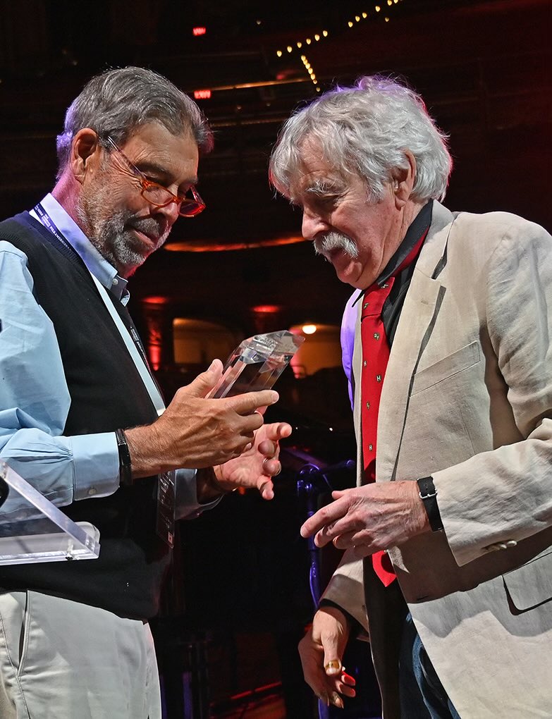 tomrushmusic's tweet image. Joe Spauding, presenting Tom Rush with his award at the Folk Americana Roots Hall of Fame induction! 

Photographer - Robert Corwin

#tomrush #award #folk #americana #music