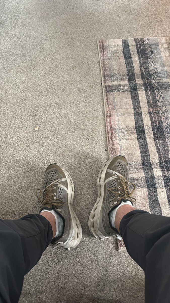 Mike “levitating hat” Studdler tweet media