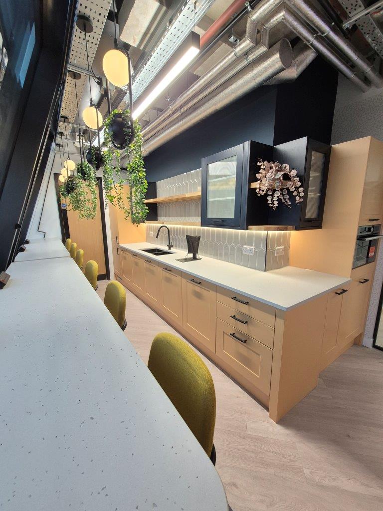 ProjectsNiche's tweet image. A great workplace goes beyond the desks.
Thoughtfully designed tea points and breakout spaces give teams the opportunity to step away, connect and recharge, creating a better balance between focus and productivity.
-
#nicheprojects #corporatedesign #workspaceinterior