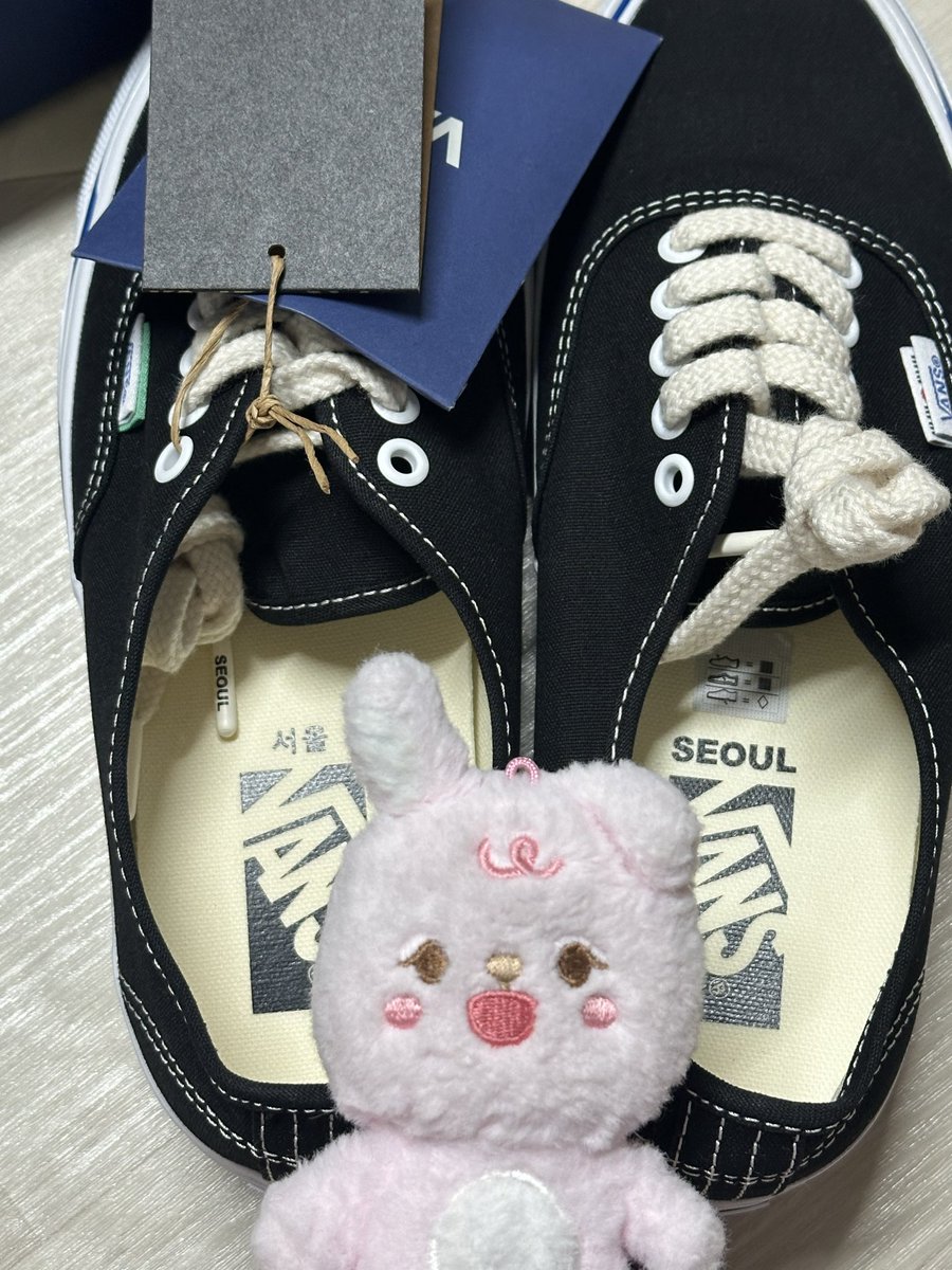 반스 첫 구매❤️
오늘 필이가 딱 검정색 신었다🍀