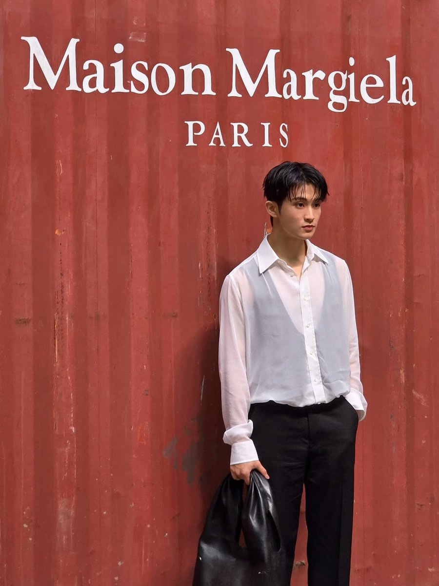 รอบนี้เหมือนจะเป็นการโชว์ที่เซี่ยงไฮ้ครั้งแรกเลย โปรเจกต์ใหญ่อยู่ เห็นไฮบ์มาตั้งแต่กุมภา จุดที่น่าสนใจของอีเว้นต์สำหรับมาร์คพึ คือการที่แบรนด์ยังคีพ #MARK ต่อเนื่อง และ mm team เค้าก็เลือกมาร์คมาอีกครั้ง *📨🧽📦📎♥️! 

MARK LEE AT MAISON MARGIELA FW26
#MaisonMargielaFW26xMarkLee