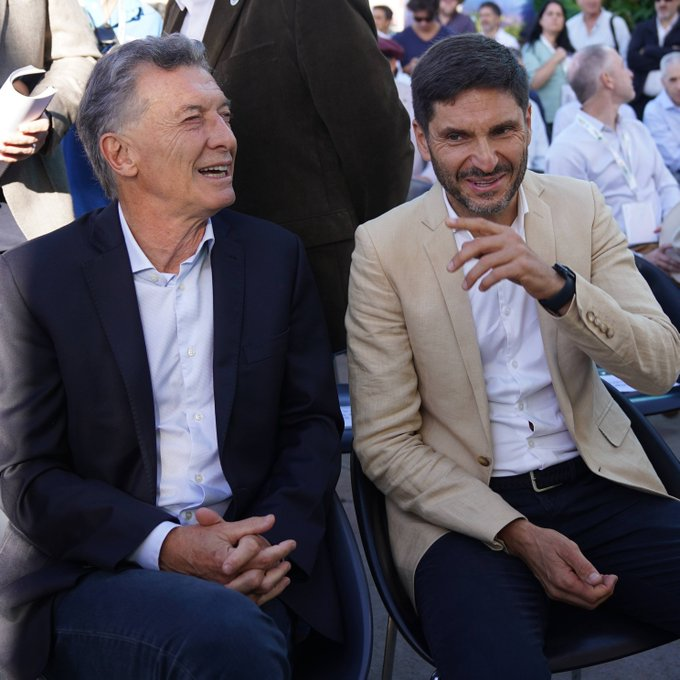 AY PULLARO... PULLARO... <a href="/maxipullaro/">Maximiliano Pullaro</a> 

El gobernador de Santa Fe, la misma provincia que tuvo que ser rescatada por la Nación en la lucha contra el narcotráfico, la misma que sube las tasas y cobra comisiones al que pide un préstamo, se cree el futuro salvador de Argentina.

El