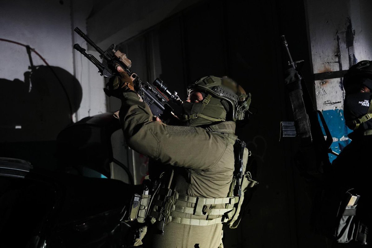 MarioNawfal's tweet photo. 🇮🇱🇵🇸 The IDF says Israeli forces raided Nablus, West Bank overnight, destroyed 2 weapons-manufacturing lathes, and arrested the owner.

Reserve soldiers. Special unit. No warning.

https://t.co/keVRvFuQ9j