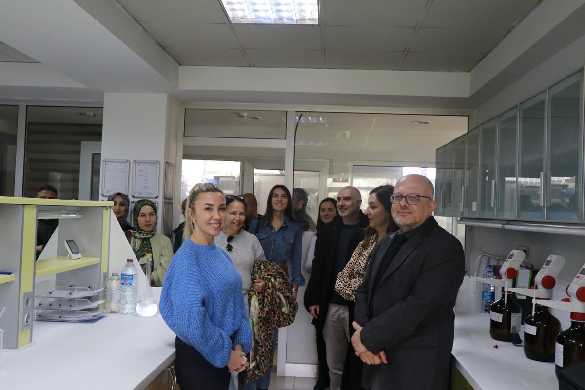 toprakgubresu_'s tweet photo. Bugün, "Kimyasalların Kullanımı ve Sürdürülebilir Laboratuvar Güvenliği" eğitimi kapsamında Bakanlık personelini ve eğitim görevlilerini Toprak Gübre ve Su Kaynakları Merkez Araştırma Enstitüsü laboratuvarlarımızda ağırlamaktan mutluluk duyduk. https://t.co/xPkQRDJwIH