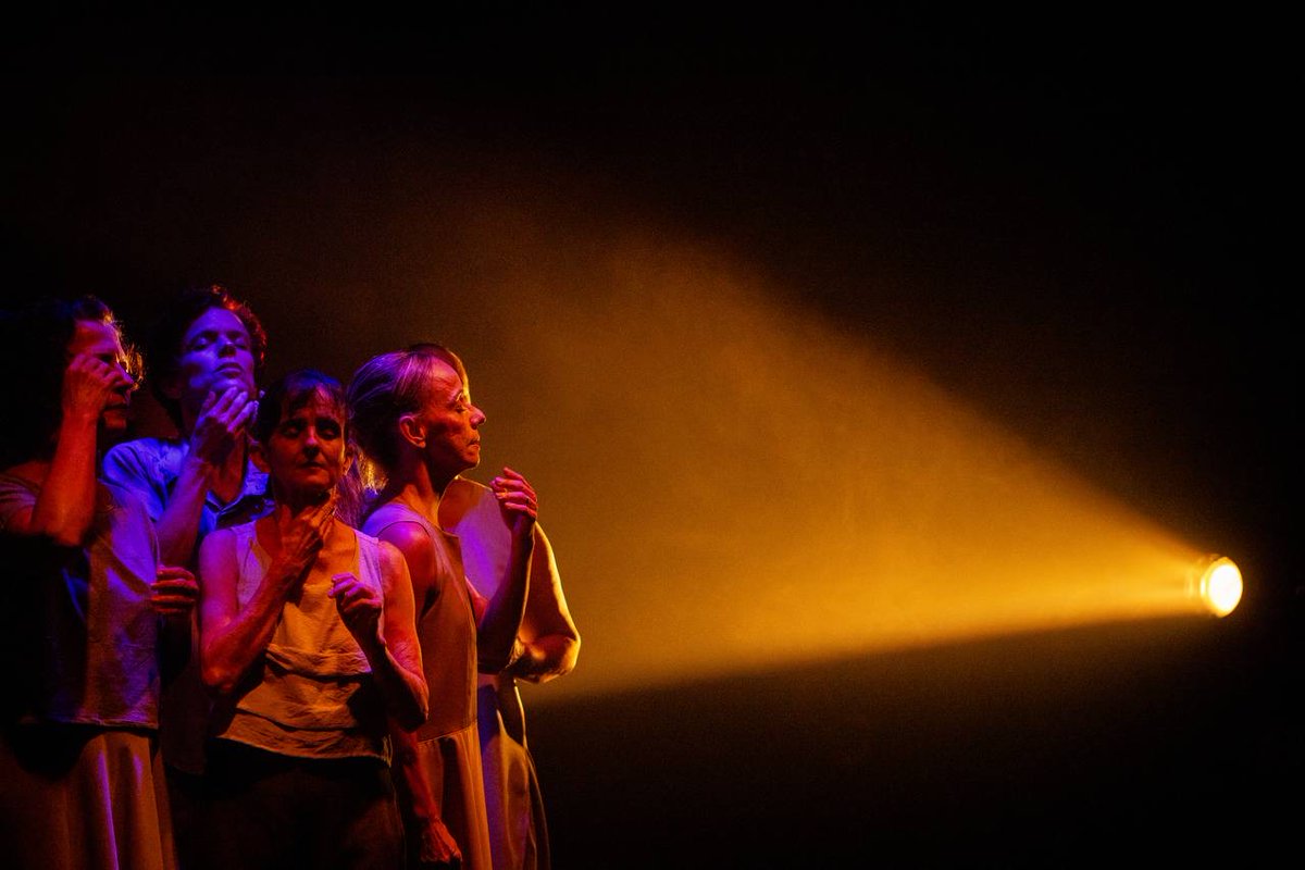 O Balé Teatro Castro Alves celebra 45 anos com programação gratuita em abril: Aulas Abertas em Salvador e circulação do espetáculo VERIVÉRBIO pela Bahia. 💃🏽✨
Saiba mais: ba.gov.br/cultura/notici…