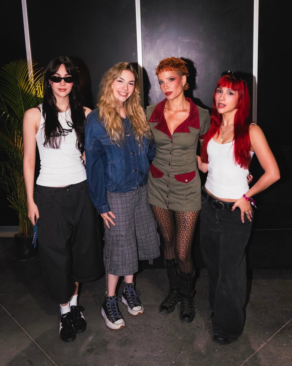 downstagebra's tweet photo. DIVAS!

Nova foto da banda The Warning com a cantora Halsey no festival mexicano Tecate Pal Norte!