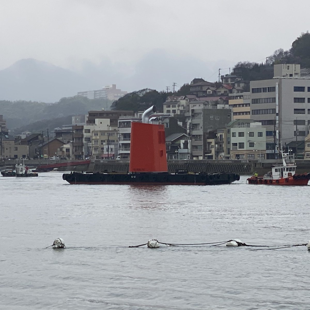 seeso_onomichi's tweet photo. タグボートに曳航される台船(バージ)に載ってるのは船のファンネル(一般的に言う煙突？)です。
この画像のように明らかに部位がわかるものは少なく、どの部位かを想像するのは模型を組み���てる時の楽しさと似た感じがあります。
瀬戸内の風物詩の一つだと思います😊 https://t.co/YjhourxsY9