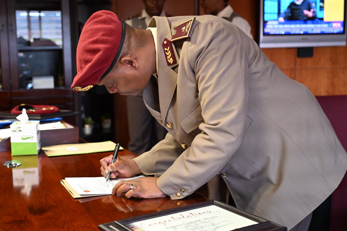 SANDF_ZA's tweet image. #SAMilitaryHealthService Article || On  01 March 2026, the Surgeon General of the 🇿🇦#SANDF, Lieutenant General (Dr) Peter Maphaha, had the honour of  promoting newly appointed leaders within the SA Military  Health Service.

facebook.com/share/p/18P9YB…