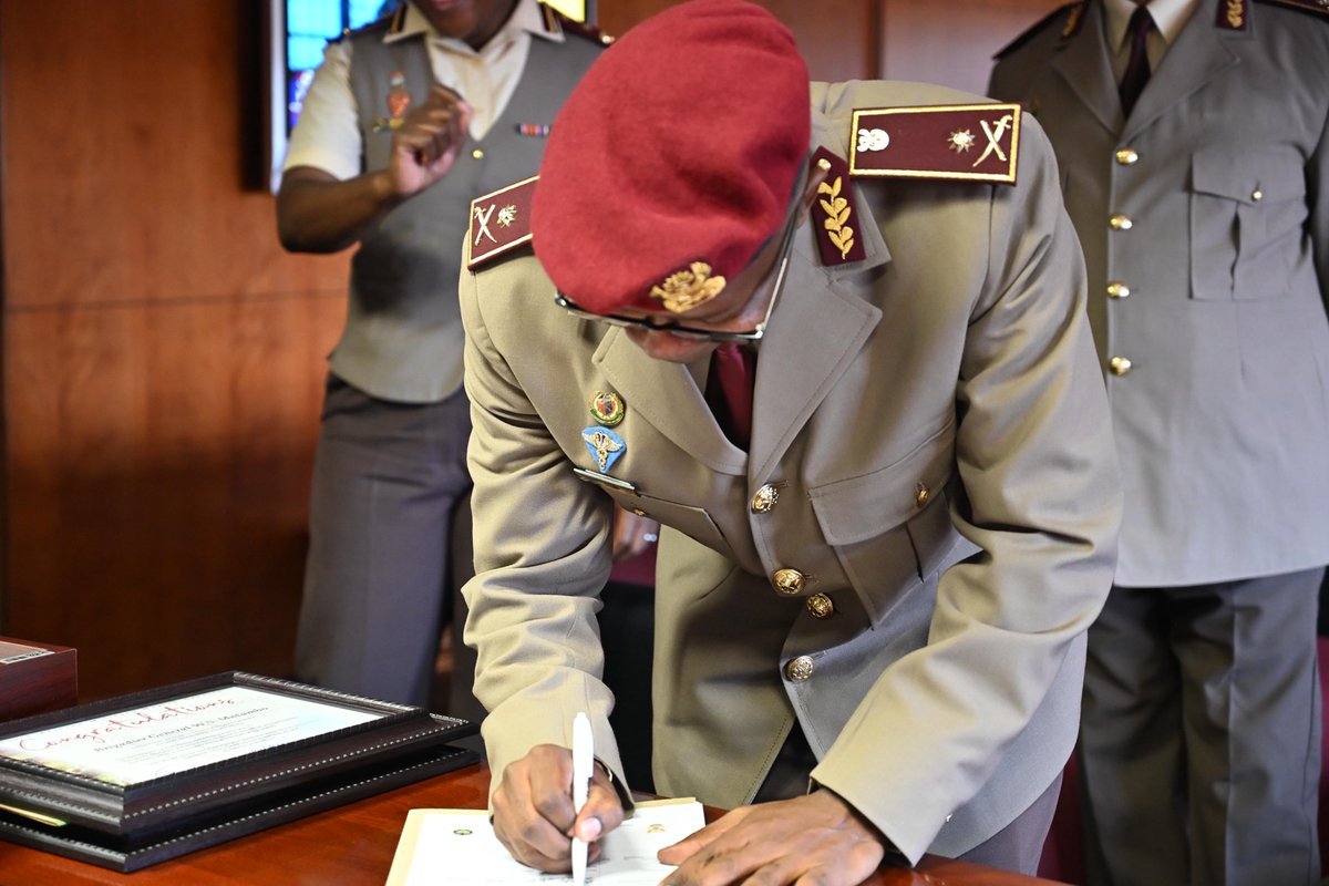 SANDF_ZA's tweet image. #SAMilitaryHealthService Article || On  01 March 2026, the Surgeon General of the 🇿🇦#SANDF, Lieutenant General (Dr) Peter Maphaha, had the honour of  promoting newly appointed leaders within the SA Military  Health Service.

facebook.com/share/p/18P9YB…