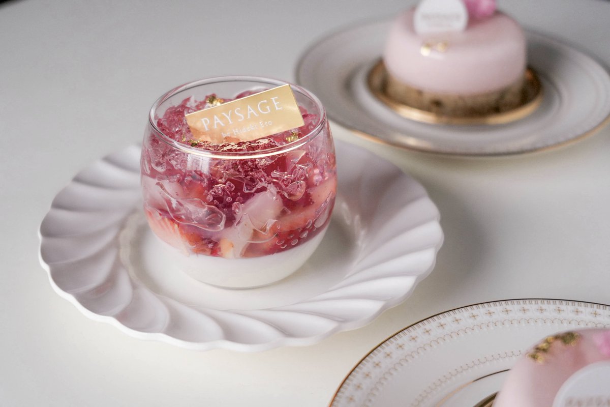 代官山PAYSAGEの春スイーツ
ふわっと桜の香りがするムース、ライチのジュレ、桜の葉のビスキュイのケーキ。
桜のジュレ、苺とライチの果肉、なめらかなブランマンジェのヴェリーヌ。
どちらも春らしくて爽やか