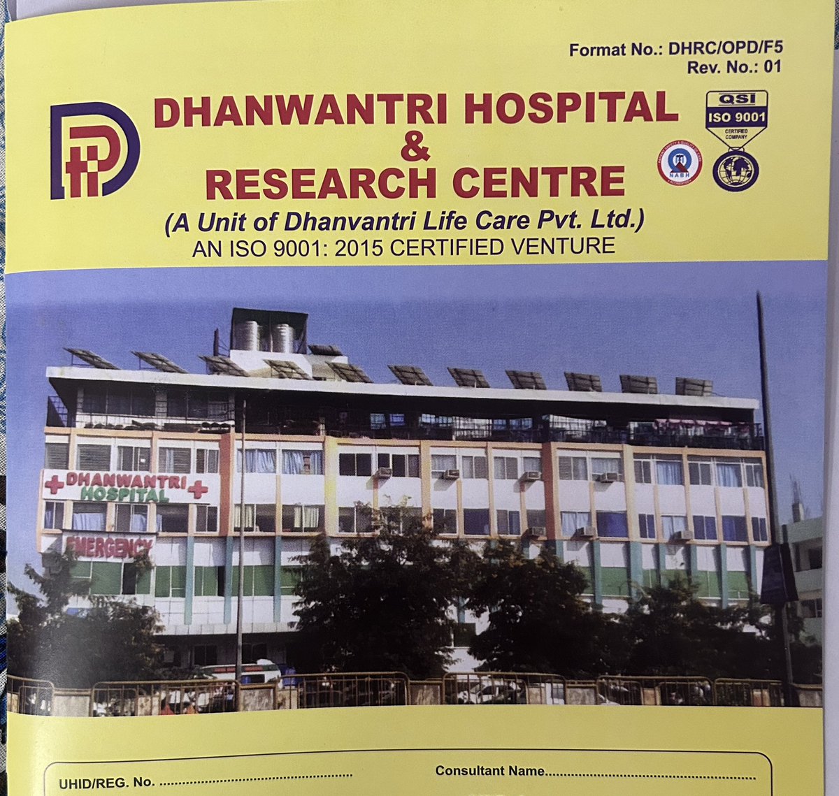 विगत दिनों नाहरगढ़ पहाड़ी में मेरे मौसी के लड़के और उनके दो साथियों का एक गंभीर एक्सीडेंट हो गया। उनकी बाइक लगभग छह फुट गहरे खड्ड में गिर गई। देर रात उन्हें SMS ट्रॉमा सेंटर रेफर किया गया। प्राथमिक उपचार के बाद पता चला कि उनके हाथ और चेहरे पर काफी गंभीर चोटें थीं और एक अन्य मित्र