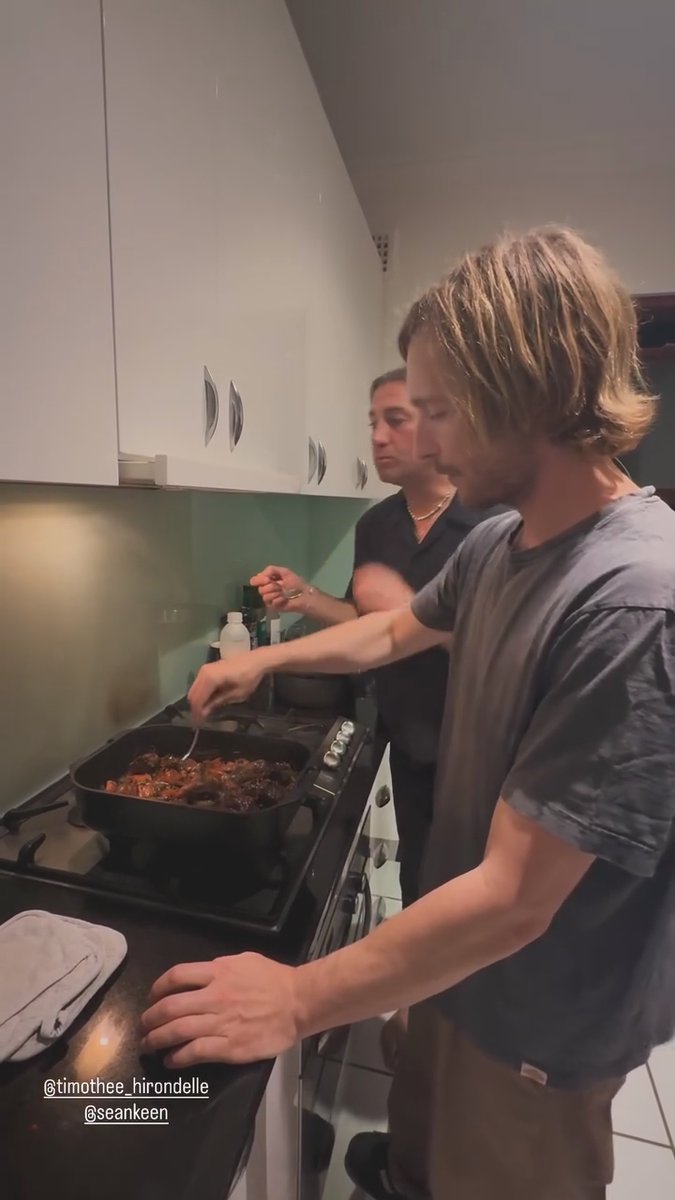 SeanKeenanNews's tweet photo. @Seankeen @SeanKeenanFan @KeenanGallery @SeanKeenanMedia @SeanKeenanPic @SeanKeenanVid @SeanKeenanFiles @SKeenanArchive @SeanKeenanOTD @KeenanBySwallow ๐ธ Sean Keenan @seankeen cooking dinner in the kitchen by Tim Swallow @timothee_hirondelle, Sydney, NSW, Australia, 01 April 2026 | HD Screencaps |๐๏ธ๐ฆ๐บ๐ฒ
#SeanKeenan #TimSwallow #Australian #Actor #Kitchen #Cooking #Dinner #Sydney #Australia #Instagram #Screencaps #2026 #2020s https://t.co/FMpRPmtTvW