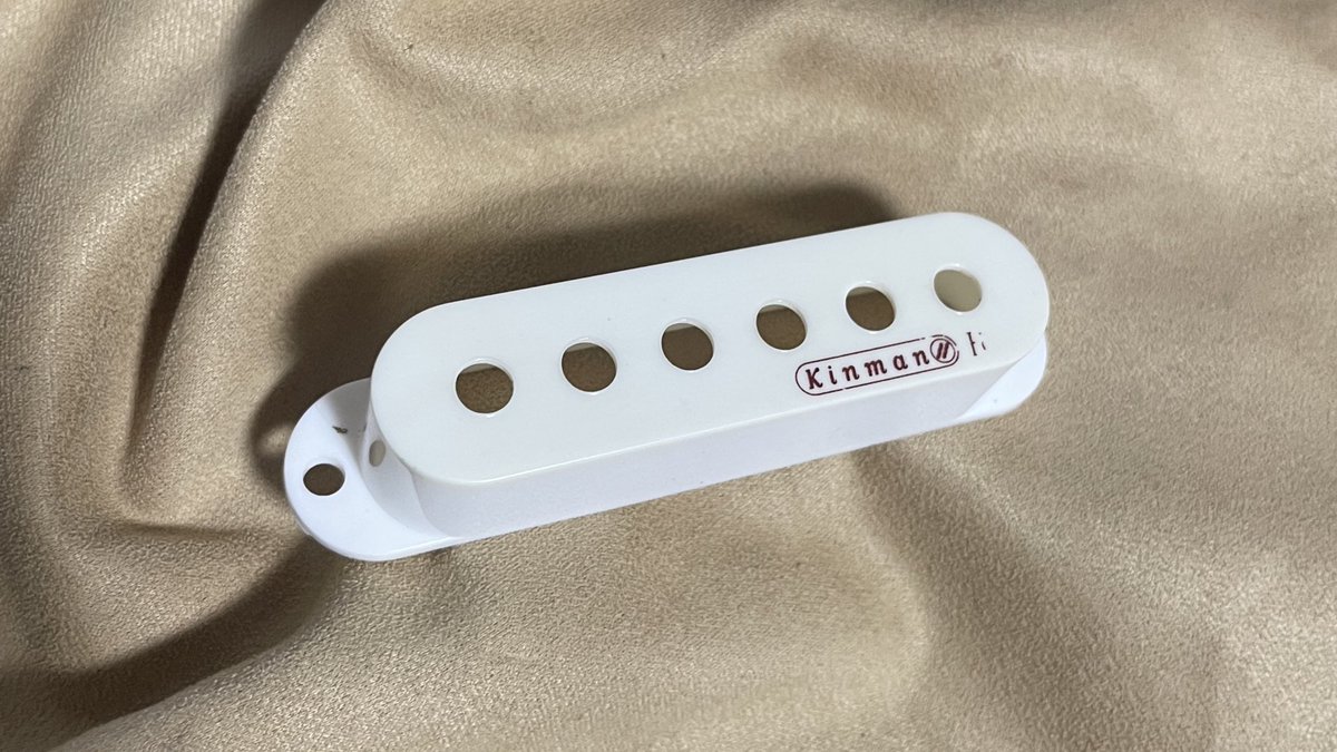 サンバースト、ライトアッシュにアノダイズドの軽い音なので渋い音のするPUにしてたけど今度は抜けが悪く感じるようになってしまった

魔が刺してKinman Woodstockにしてみたらなんかちょうどよかった
つまりそういうことなのか……？

カバー白すぎるので別の使おう