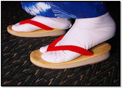JapaninKenya's tweet photo. Geta and zori are traditional Japanese sandals featuring a raised sole, and a fabric thong, "hanao," separating the toes. Geta are typically wooden clogs with "teeth" for wet weather, worn with casual yukata.👉 [Link] #Geta and Zori#Japanese sandals https://t.co/uCvK4SCGCK https://t.co/KbUkUScx4Y