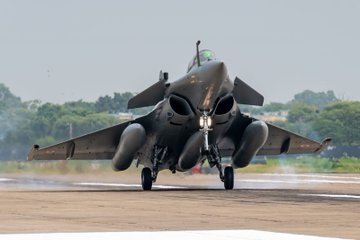 zaibi0117's tweet photo. 🇫🇷📷 France just drew a hard line… and it hits India’s airpower strategy directly.  Paris is refusing to give India access to Rafale’s core source codes, which means New Delhi cannot independently modify the jet’s most critical systems, including its radar, mission computer, and electronic warfare suite.  Why this matters:  Without source code access, India can’t freely integrate its own weapons or upgrade systems without French approval, locking it into long-term dependence.  And this comes at a crucial moment, as India was considering buying up to 114 more Rafales in a deal worth around $36 billion, while its air force is already below required strength.  So now it has two options:  -Buy Rafale and stay tied to French control…  -Or pivot to alternatives like Russia’s Su-57, which is offering full source code access and deeper technological control.  Source: Defence Security Asia