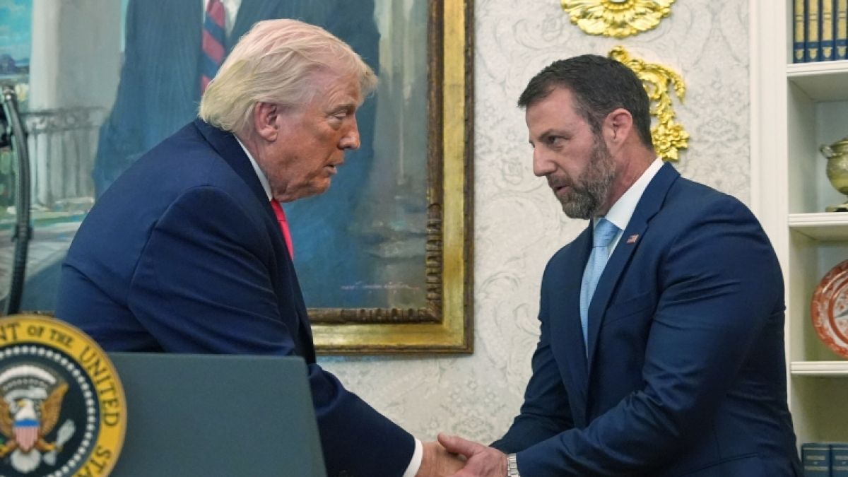 news_de's tweet image. Mit Markwayne Mullin zieht ein Mann ins Heimatschutzministerium ein, der als Vermittler gilt - aber vor allem eines ist: ein treuer Gefolgsmann von Donald Trump. Nach dem Sturz von Kristi Noem stellt sich die Frage mehr denn je: Geht es Trump noch um Kom… news.de/politik/859485…