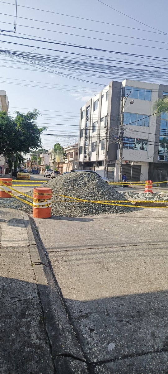 melorishina's tweet photo. Para los que aún no lo saben 🚧
La vía principal de la Cdla. Urdenor 1 está en obras y el paso está complicado (sin aviso previo).
Evítate el tráfico y el mal rato, mejor toma otra ruta.
Compártelo 🙌
#Guayaquil #TráficoGYE   #AtenciónCiudadana #MovilidadGYE #AlertaVial #urdenor1 https://t.co/dLUuquvd0a
