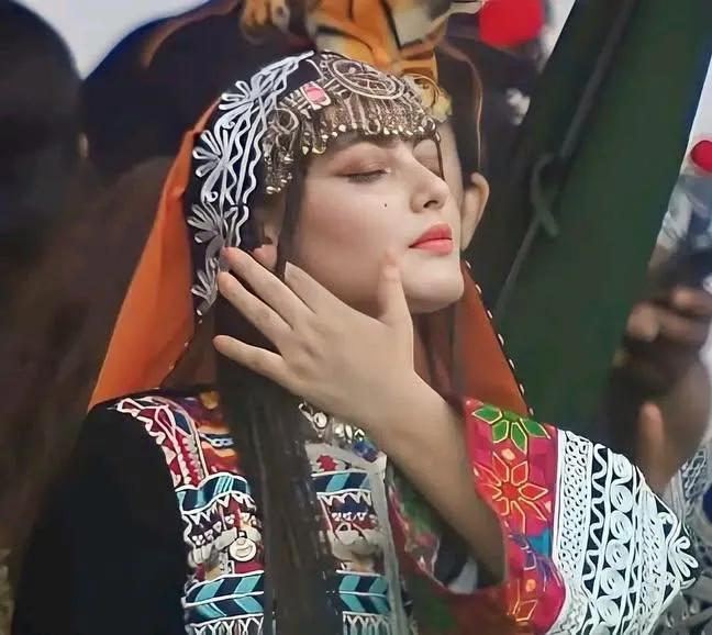 mrjana__09's tweet photo. شونډې غوټۍ، سُنبل دې زلفې
زنه دې سېب د ثمرقند، دُر دې غاښونه

🤍🔥 https://t.co/wCeqEBahQ6