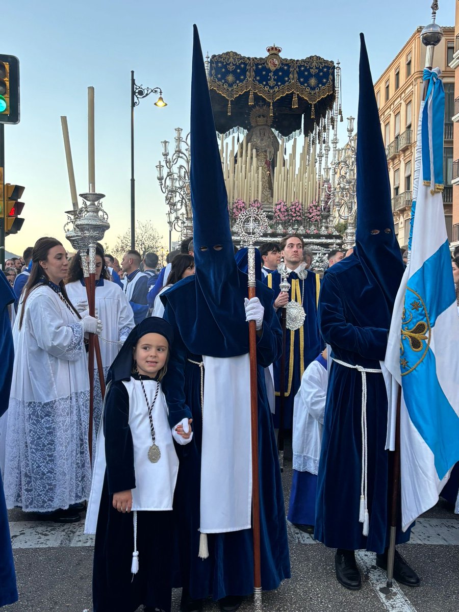 albaricoco_'s tweet photo. La Estrella nunca deja indiferente a nadie. 

Y que suerte ser de aquí! 
#CofradíasMLG https://t.co/kJ5oeXkF0m