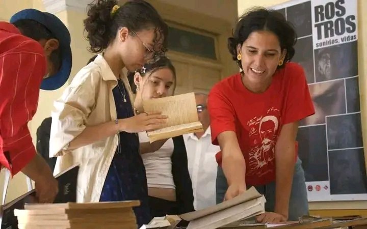 Con la frescura de sus ideas y el deseo de acercar los libros a más lectores, una joven espirituana impulsó la creación de una feria literaria en la sede de la Uneac en #SanctiSpíritusEnMarcha