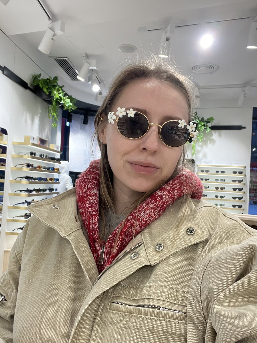 abaklya's tweet photo. впервые из-за задержек рейсов опоздала на пересадку😖 прилетела в итоге на 12 часов позже, но всё-таки успела к стоматологу… удалила последнюю восьмерку https://t.co/57JiKo9L3p