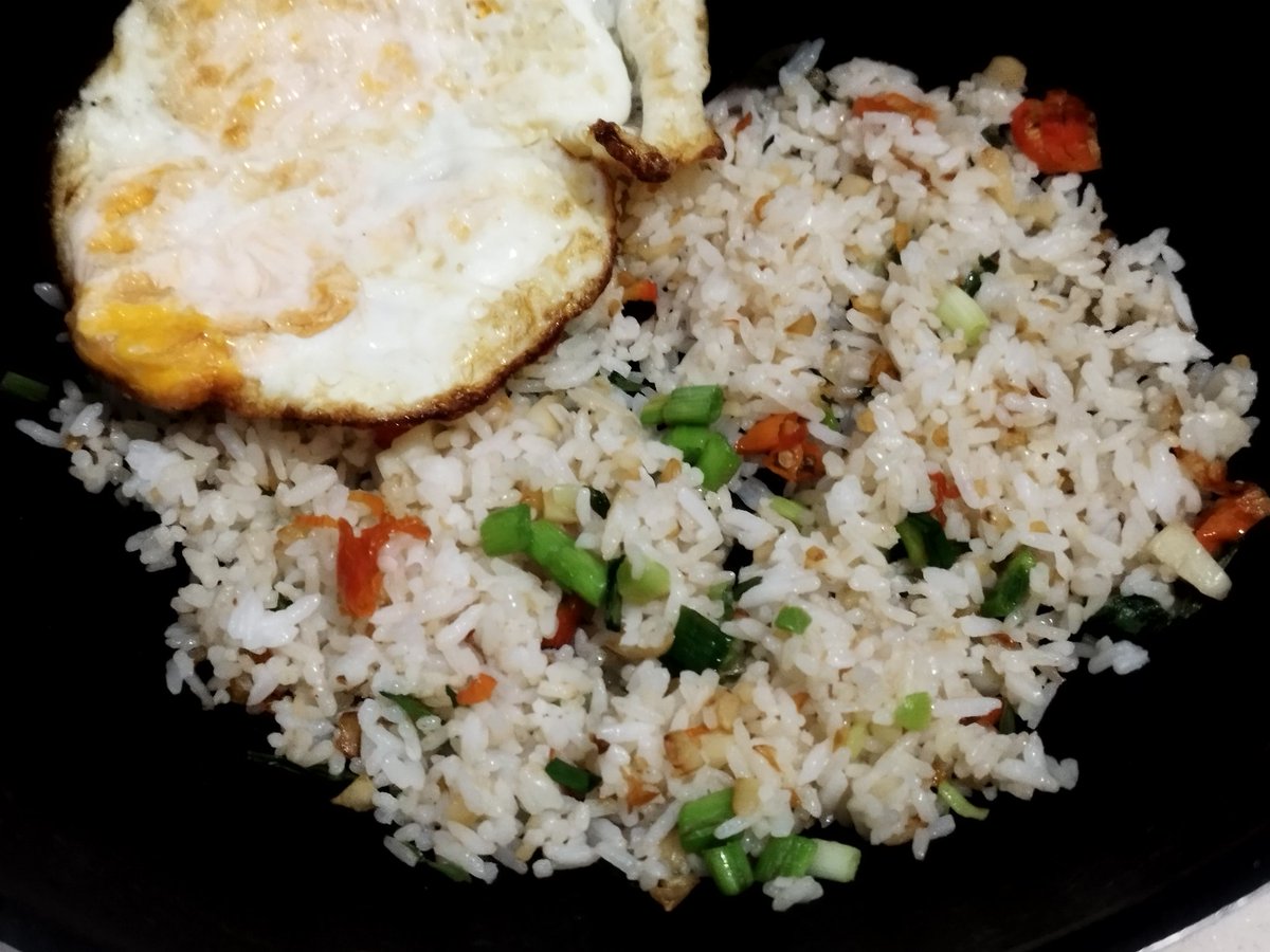 Nasi goreng males. Bumbunya cuma bawang putih, cabe rawit, daun bawang, garam, penyedap, dan semua diiris karena males nguleg