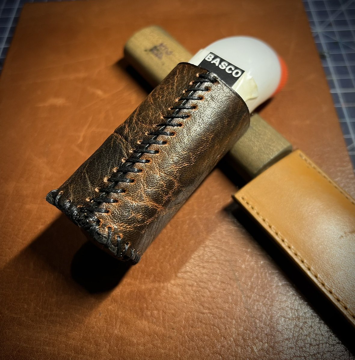 tilltheend_lc's tweet image. BASCOのケース
使ってるとなんかよく倒してしまうので
ケースに入れたくなりました

少しだけ安定したかな…

#レザークラフト
#BASCO