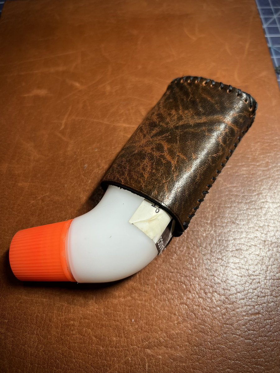 tilltheend_lc's tweet image. BASCOのケース
使ってるとなんかよく倒してしまうので
ケースに入れたくなりました

少しだけ安定したかな…

#レザークラフト
#BASCO