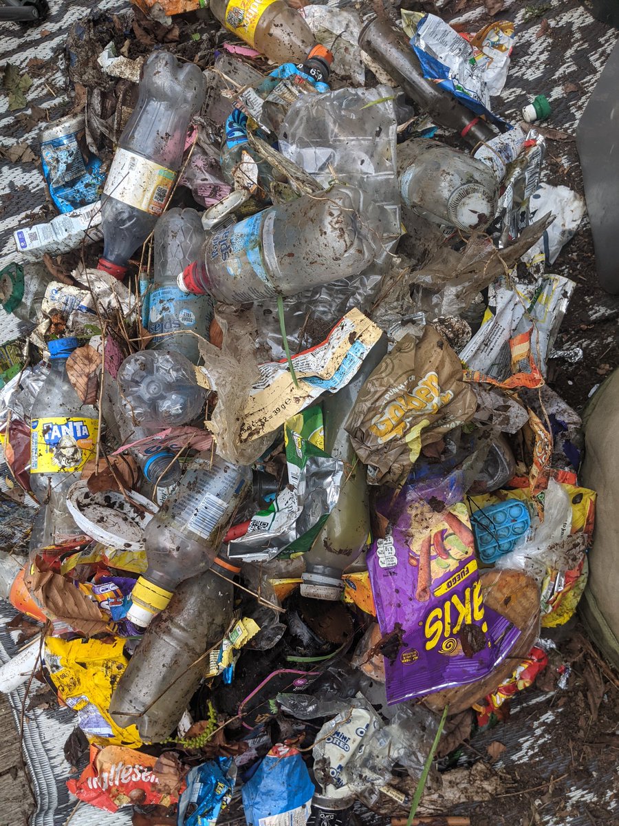 EricTorrington's tweet image. School #litterpick count done &amp;amp; dusted coming in at 5,000 #litter items with 2,217 #plastic wrappers, 539 pieces of unbranded plastic, 370 plastic bottles &amp;amp; 180 pieces of hard plastic. #plasticpollution outlives us all.