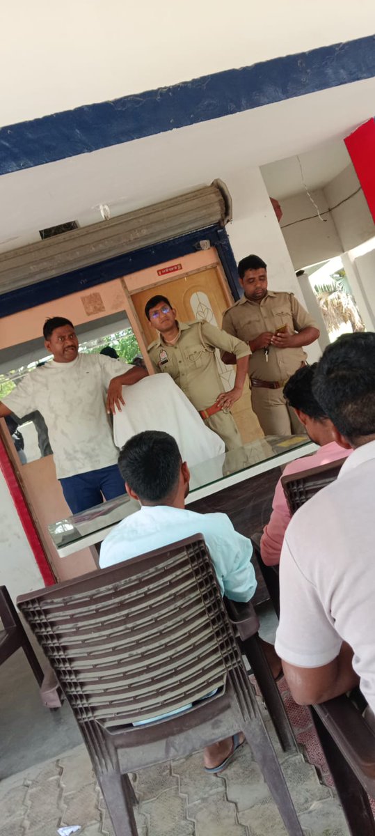 चौराखास थाने के कांस्टेबल प्रेमनारायण वर्मा पर पत्रकार से बदसलूकी,पैसा मांगने व गाली देने का आरोप लगा बाइक लेने गए पत्रकार से अभद्रता और एसआई के आदेशों की अनदेखी भी सामने आई आरोप है वे बिना वर्दी ड्यूटी करते हैं मामला IGRS में दर्ज,अब कार्रवाई पर नजर
<a href="/adgzonegkr/">ADG ZONE Gorakhpur</a> <a href="/kushinagarpol/">Kushinagar Police</a>