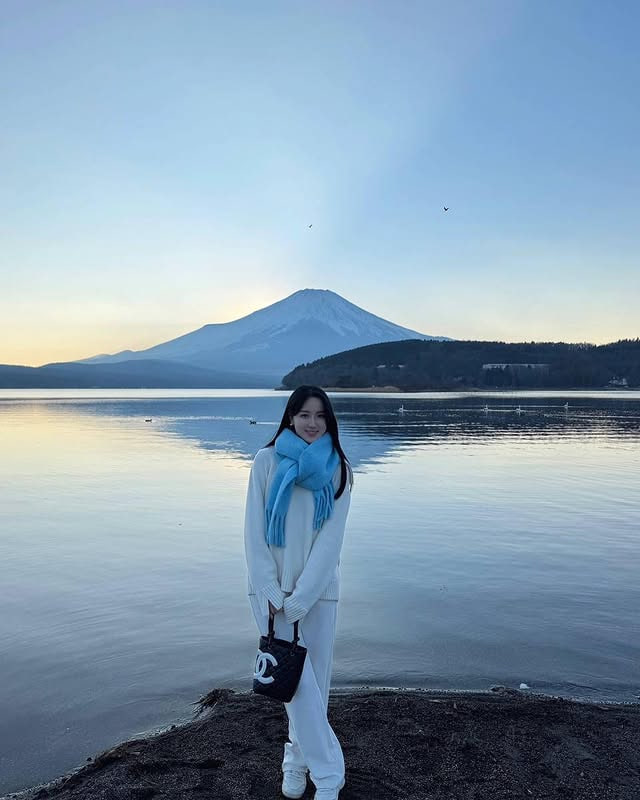 Cam1234kji's tweet image. Chasing April sunsets by the lake with Fuji watching over 🦢⛰️🌅🌸 #JapanSpring