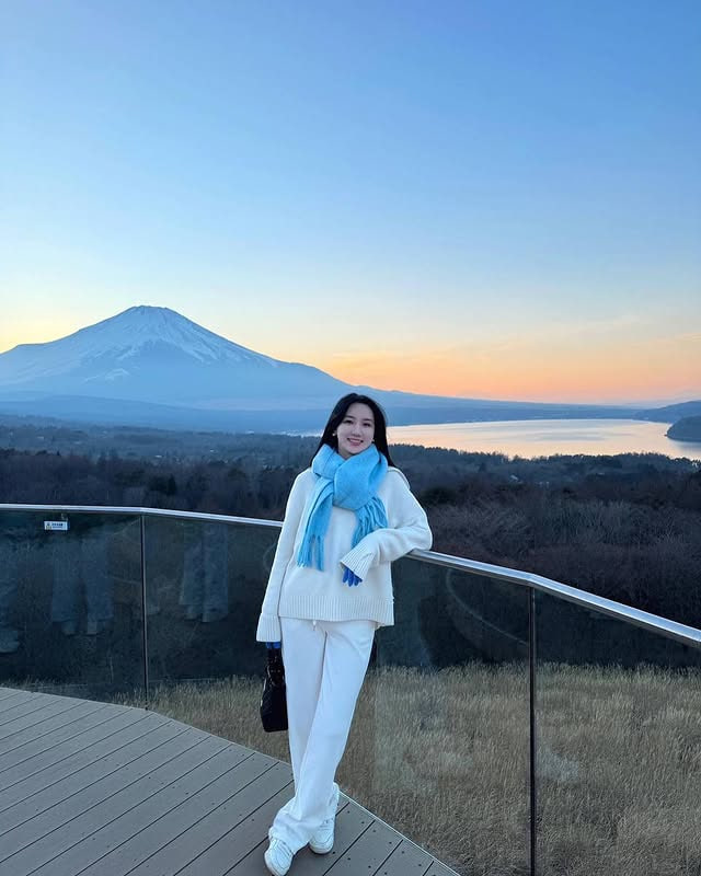 Cam1234kji's tweet image. Chasing April sunsets by the lake with Fuji watching over 🦢⛰️🌅🌸 #JapanSpring