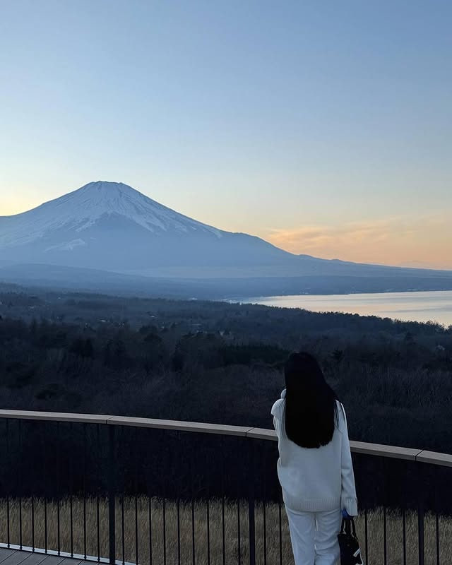 Cam1234kji's tweet image. Chasing April sunsets by the lake with Fuji watching over 🦢⛰️🌅🌸 #JapanSpring
