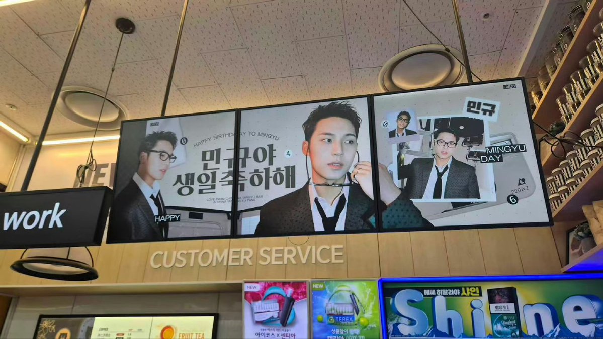 #Mingyu_WarmerThan_sunrise

전국 이마트 편의점 내 전자 스크린 광고 오늘부터 시작핼겄습니다 

많이 인증 부탁드립니다 🖤

#민규 #MINGYU #SEVENTEEN #세븐틴
