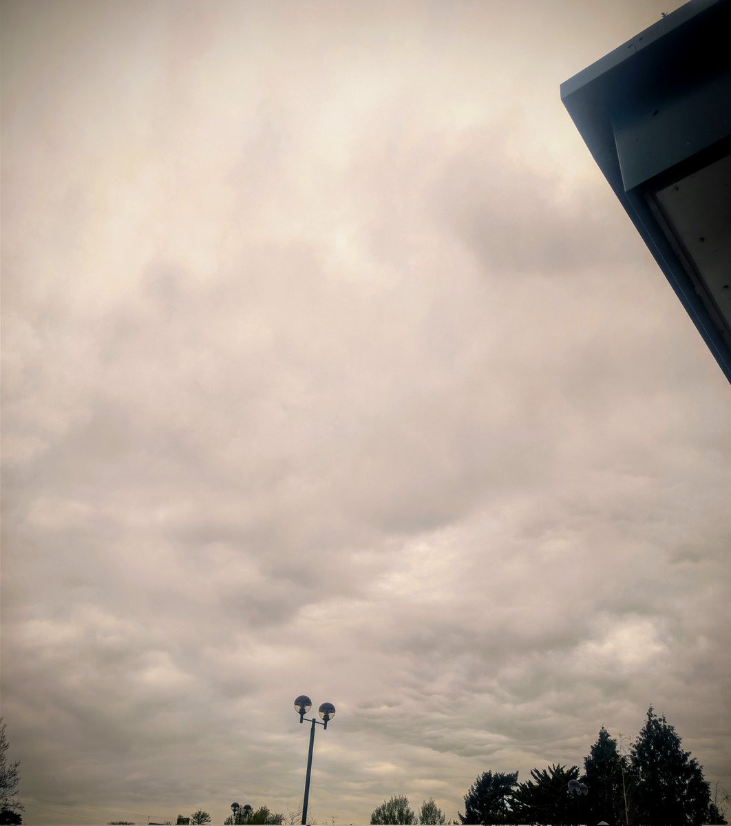 Do ThEsE loOk liKE nOrMal CLouDS <a href="/chatswithem/">@ChatsWithEm</a> <a href="/Petagna/">Marco Petagna</a> <a href="/PeterChailey/">Chailey peter jr 🌩️</a> <a href="/DJHWeather/">Daniel Harris</a> <a href="/MetJam_/">MetJam</a>