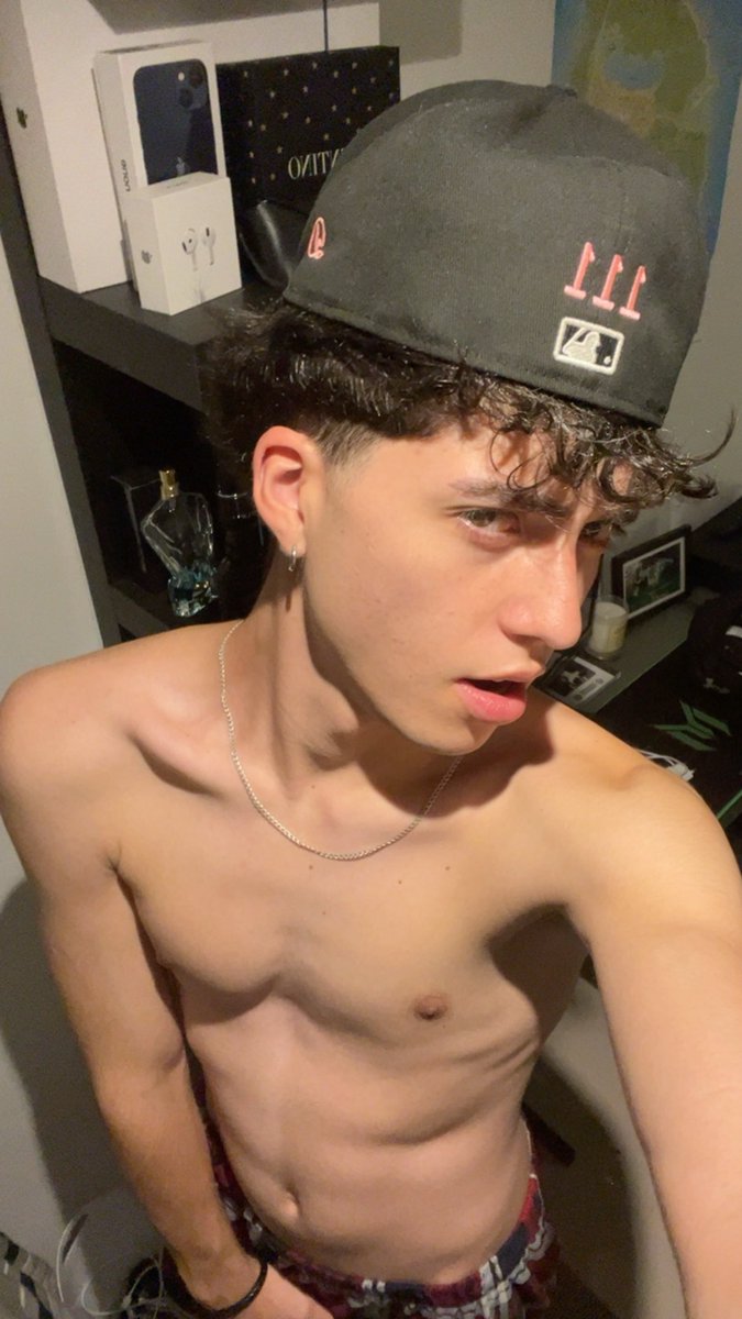 StraightFeetHunter tweet media