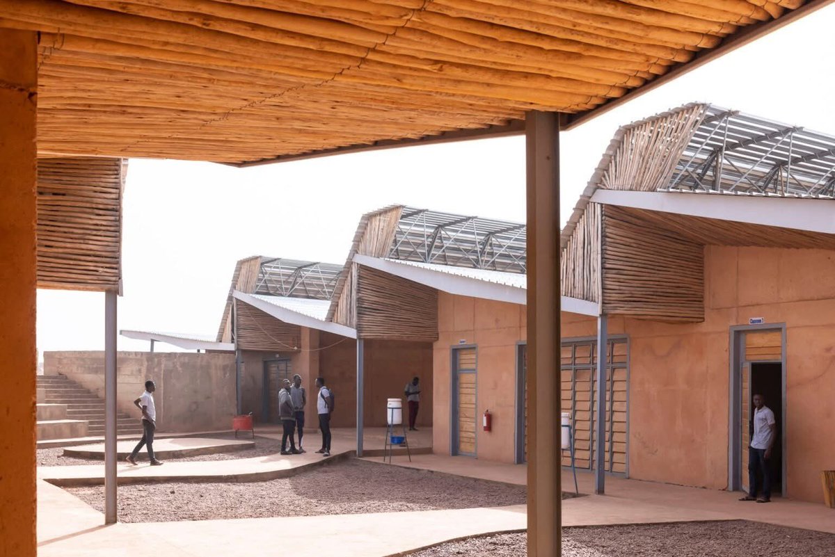 SunjayJK's tweet image. #Burkinabe~German Genius #Architect @FrancisKr6  #FrancisKéré's studio, @fuergando built (in 2020) a university in #BurkinaFaso which's a model #GreenBuilding, esp for Hot Tropical Nations:
Burkina Inst of Tech's thick walls are made w/ local Clay that helps to cool the inst's