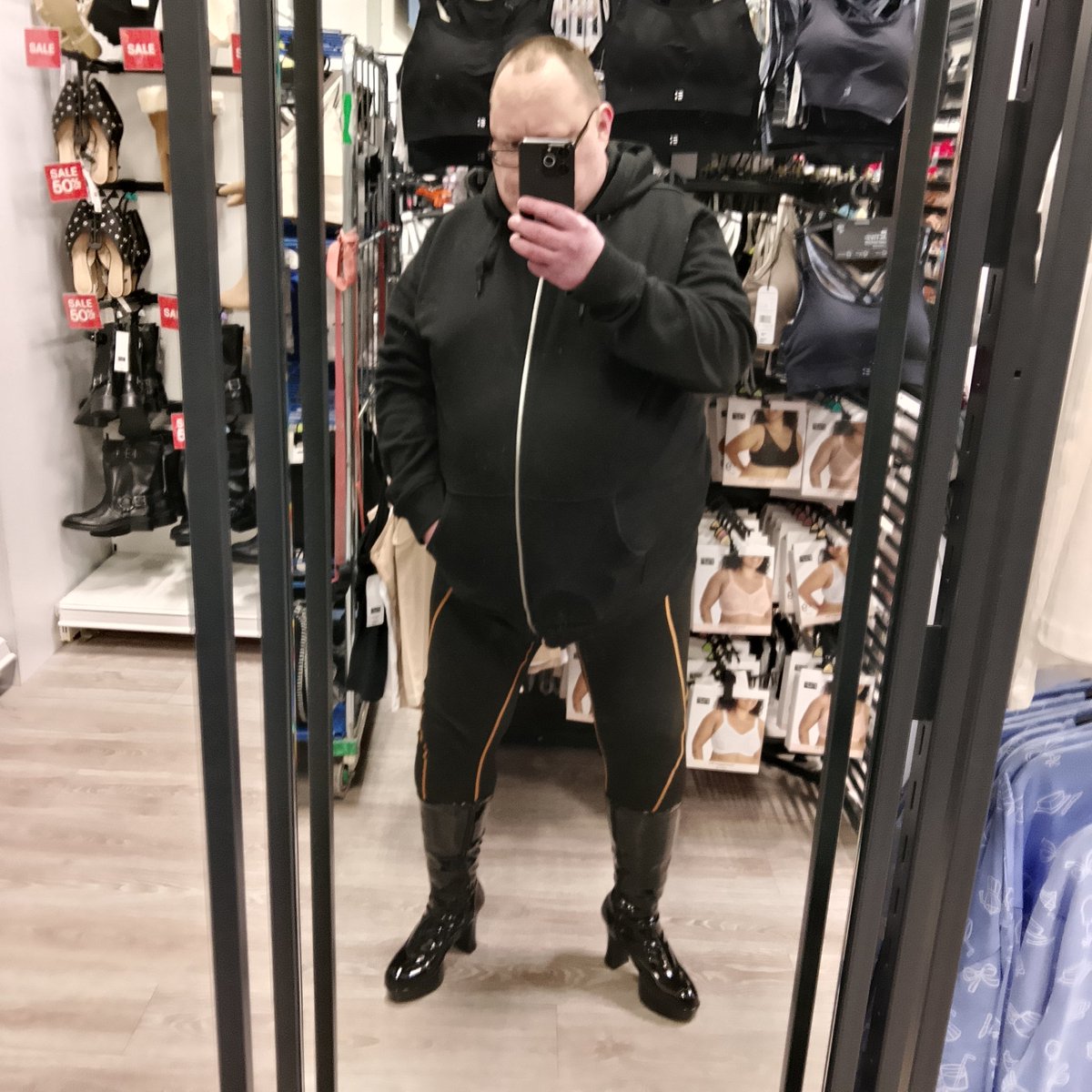 Martyn Williams tweet media