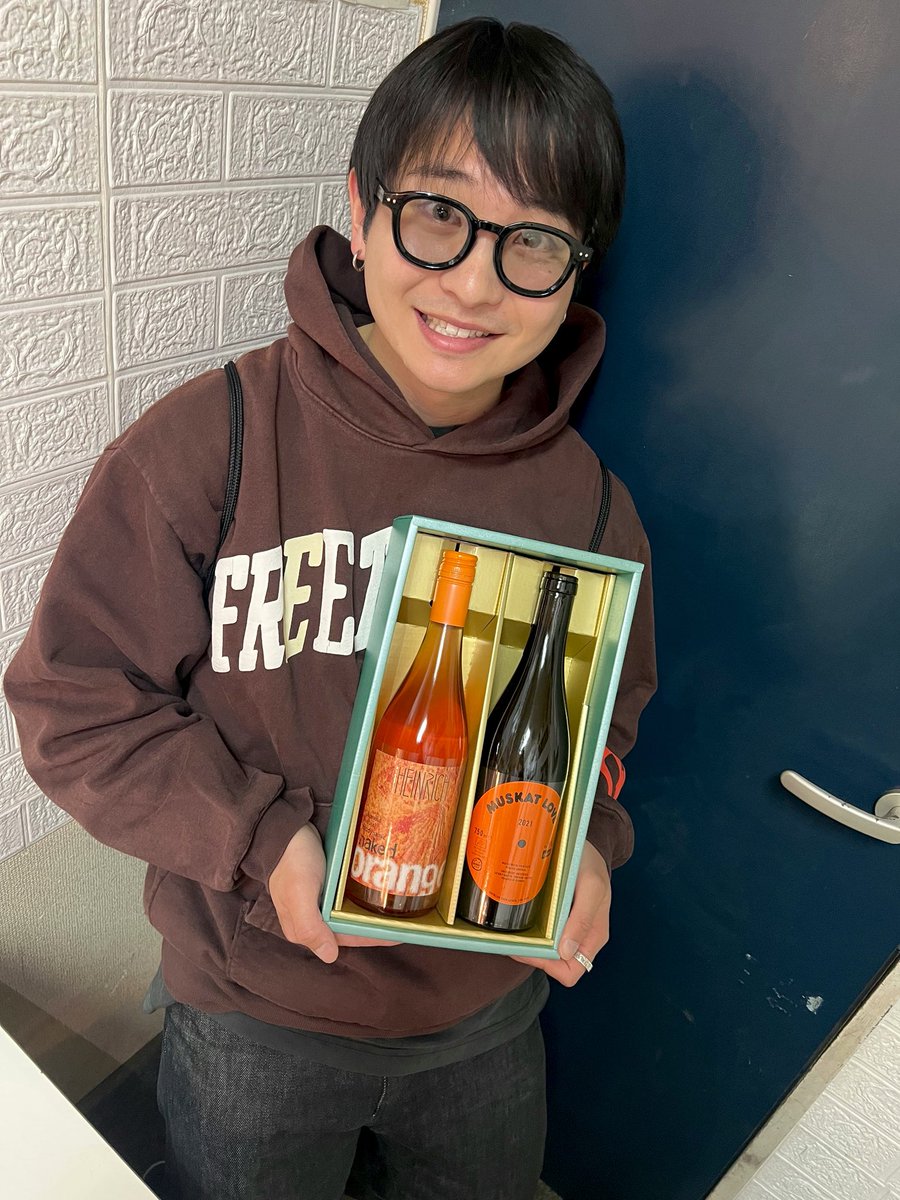 0213_ken's tweet photo. #いちについてよーい2026 

初日を迎えることが出来ました！

沢山のお客さんに見にきて頂き

とても良いスタートを切れました！

そして初日祝いも頂きました。

ありがとうございます😊 https://t.co/ZKmJlTt8LZ
