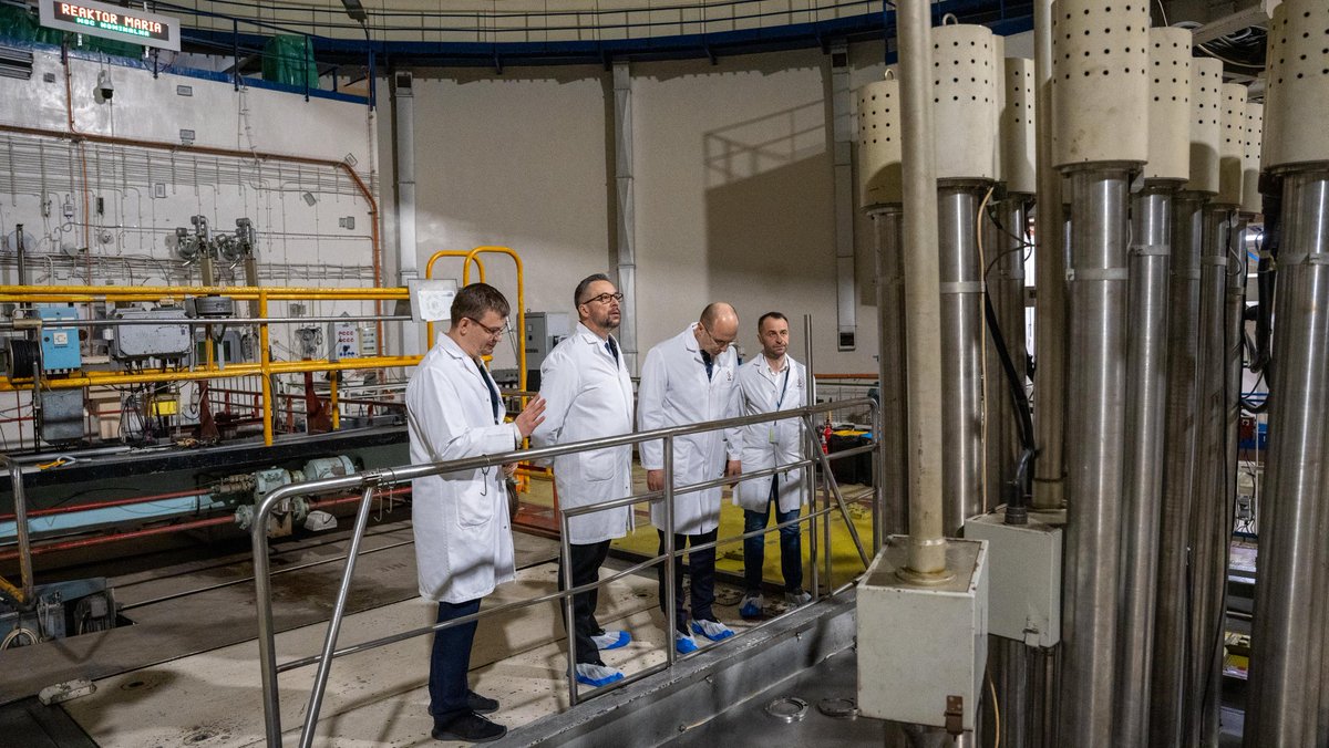 MarcinKulasek's tweet photo. 🗣️ Odwiedziłem dziś @ncbj_swierk (Narodowe Centrum Badań Jądrowych) w tym #ReaktorMARIA. To jedno z najważniejszych miejsc na mapie polskiej nauki i technologii.
⚛️ Reaktor MARIA to jedyny działający w Polsce reaktor badawczy. Służy https://t.co/NkIPaHYV4F. do produkcji radioizotopów wykorzystywanych w medycynie, prowadzenia badań naukowych oraz wspierania rozwoju nowoczesnych technologii jądrowych.
🔬 To tutaj powstają rozwiązania, które mają realny wpływ na nasze zdrowie, bezpieczeństwo i przyszłość energetyczną.
#NCBJ